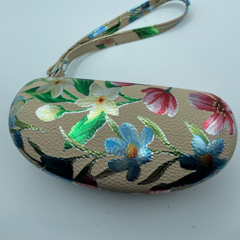 Eyeglass or sunglasses case